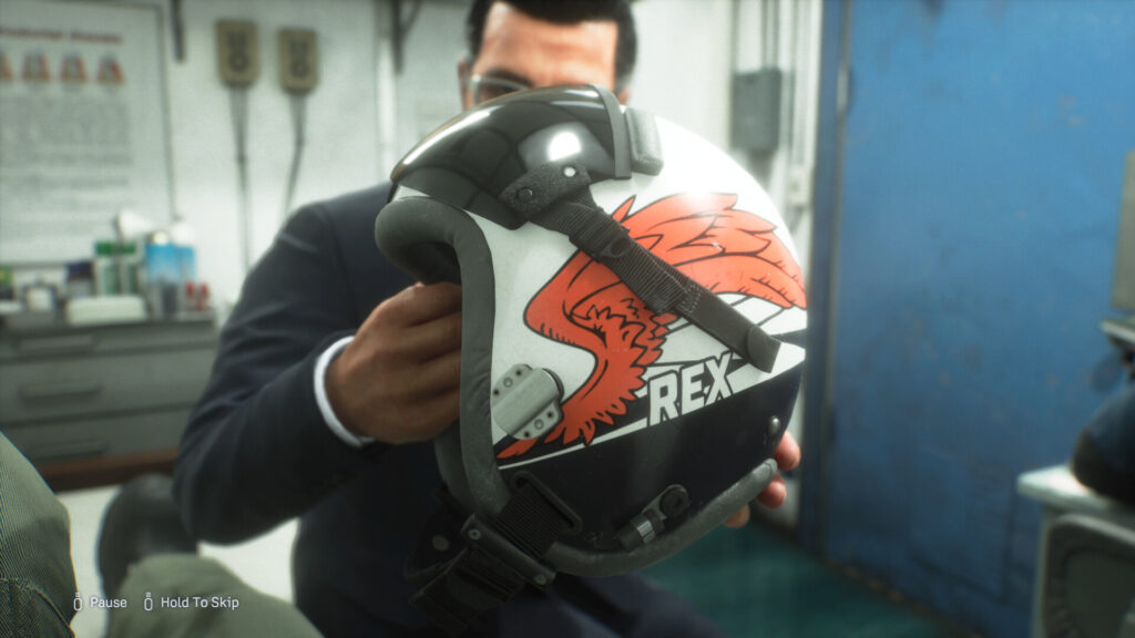 Kask pilota z napisem REX i czerwonym skrzydłem
